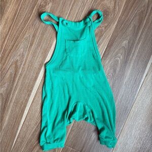 Kyte BABY bamboo knotted overalls in fern